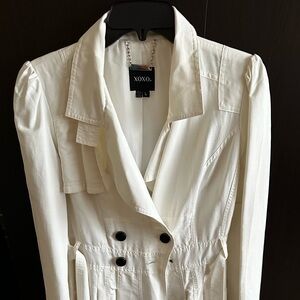 Preowned XOXO Trench Coat White Color Belted Pickets Long Sleeves Sz Large